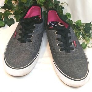 Levi's. Women's Canvas shoes. Size 9. EUC